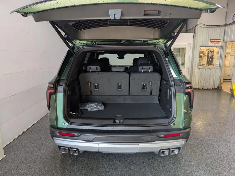 2027 Chevrolet Traverse LT, grün, 0 km, Import Kanada — Foto 5 z 12