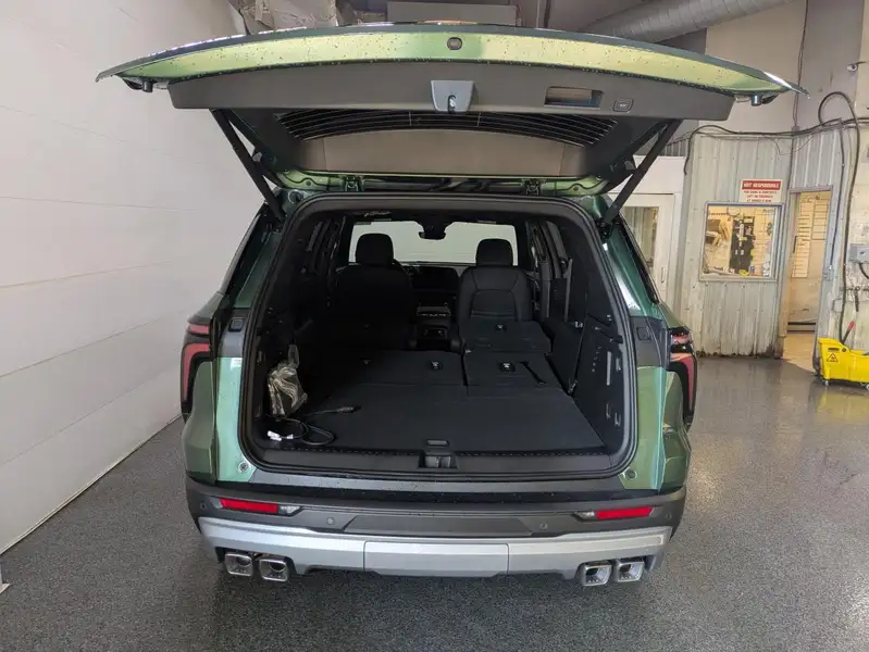 2027 Chevrolet Traverse LT, grün, 0 km, Import Kanada — Foto 6 z 12