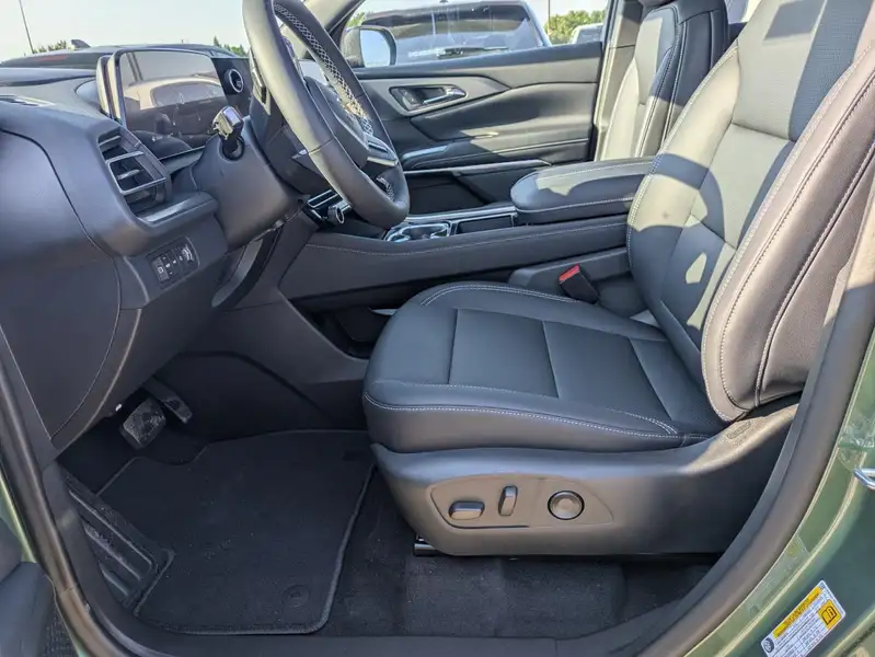 2027 Chevrolet Traverse LT, grün, 0 km, Import Kanada — Foto 8 z 12