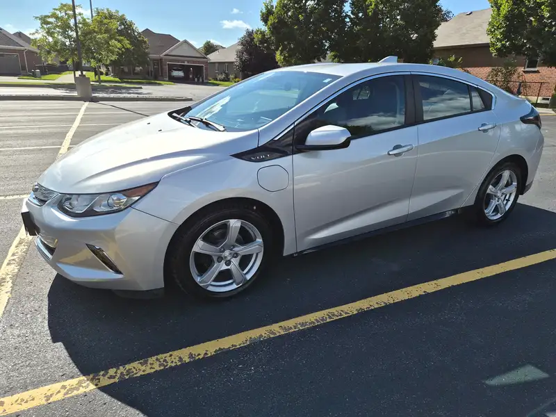 2019 Chevrolet Volt, silber, 110.235 km, Import Kanada — Foto 1 z 12 2019 Chevrolet Volt, silber, 110.235 km, Import Kanada — Foto 1 z 12
