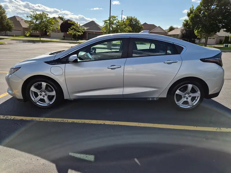 2019 Chevrolet Volt, silber, 110.235 km, Import Kanada — Foto 2 z 12