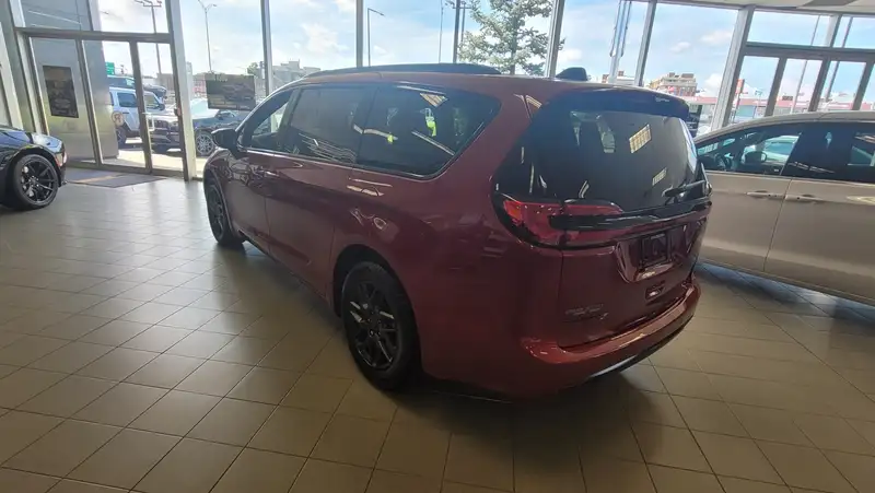 2027 Chrysler Pacifica Select, rot, 0 km, Import Kanada — Foto 2 z 5