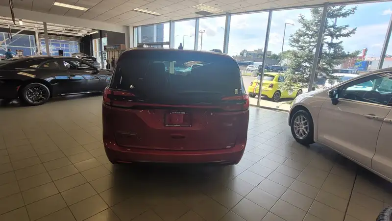 2027 Chrysler Pacifica Select, rot, 0 km, Import Kanada — Foto 5 z 5