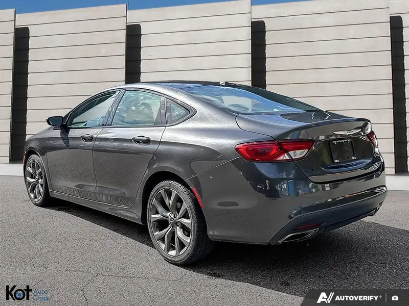2016 Chrysler 200 2016 Chrysler 200 S - sleek design, smooth perform, schwarz, 103.368 km, Import Kanada — Foto 4 z 12