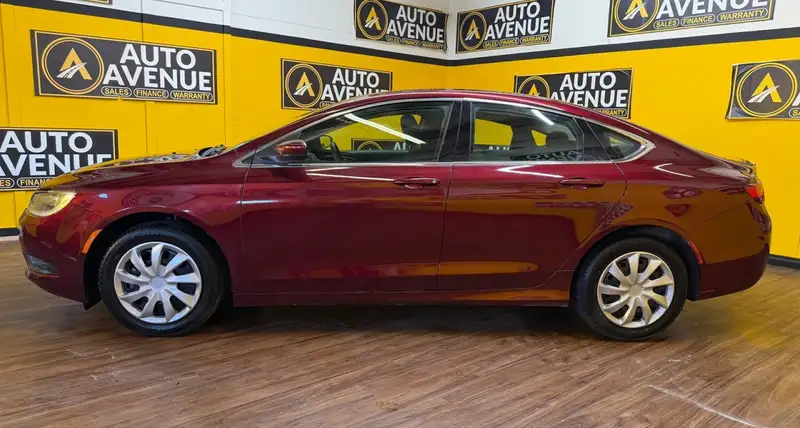 2016 Chrysler 200 LX - KEYLESS ACCESS! BLUETOOTH! PUSH TO START!, 148.749 km, Import Kanada — Foto 2 z 12
