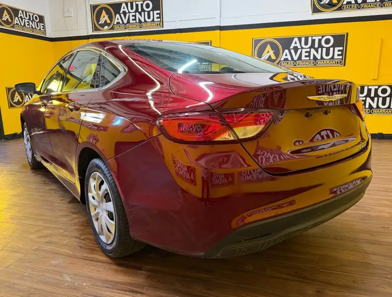 2016 Chrysler 200 LX - KEYLESS ACCESS! BLUETOOTH! PUSH TO START!, 148.749 km, Import Kanada — Foto 3 z 12