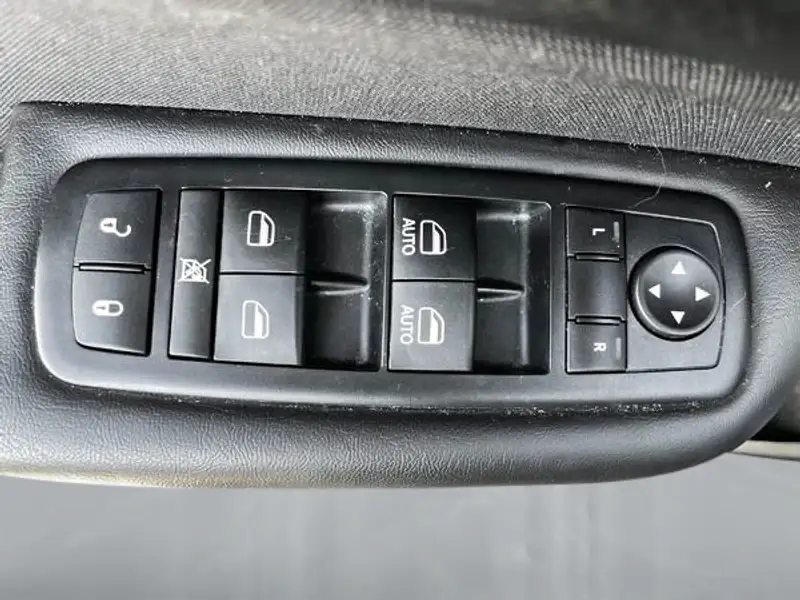 2016 Chrysler 200 LIMITED, rot, 94.399 km, Import Kanada — Foto 10 z 12