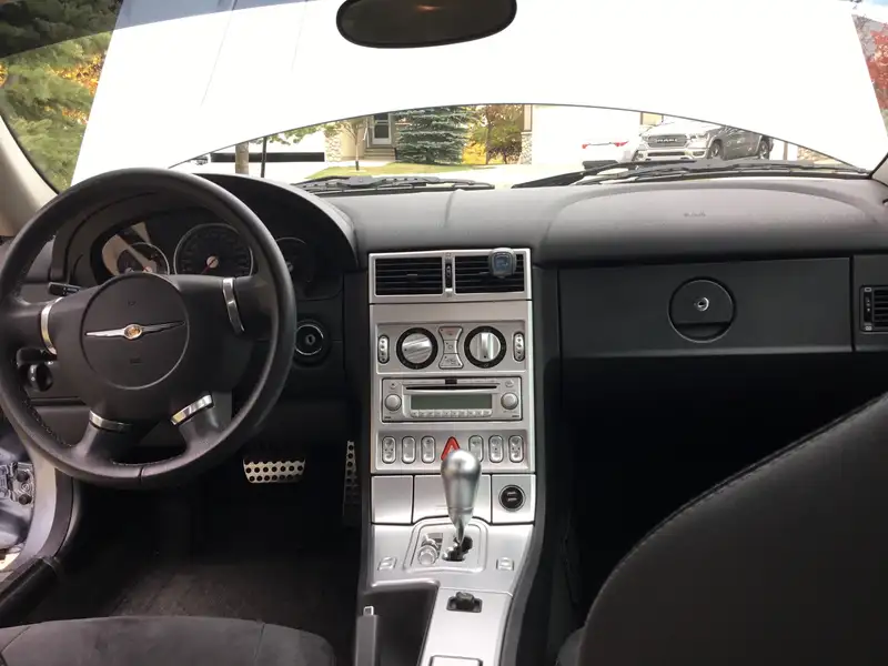 2005 Chrysler Crossfire SRT6, silber, 33.000 km, Import Kanada — Foto 4 z 12