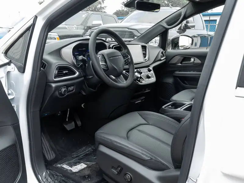 2027 Chrysler Grand Caravan SXT, weiß, 0 km, Import Kanada — Foto 8 z 12
