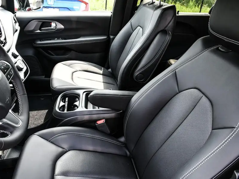 2027 Chrysler Grand Caravan SXT |SiriusXM|ReverseCamera|AppleCarPlay|HtdSeats|, rot, 0 km, Import Kanada — Foto 10 z 12