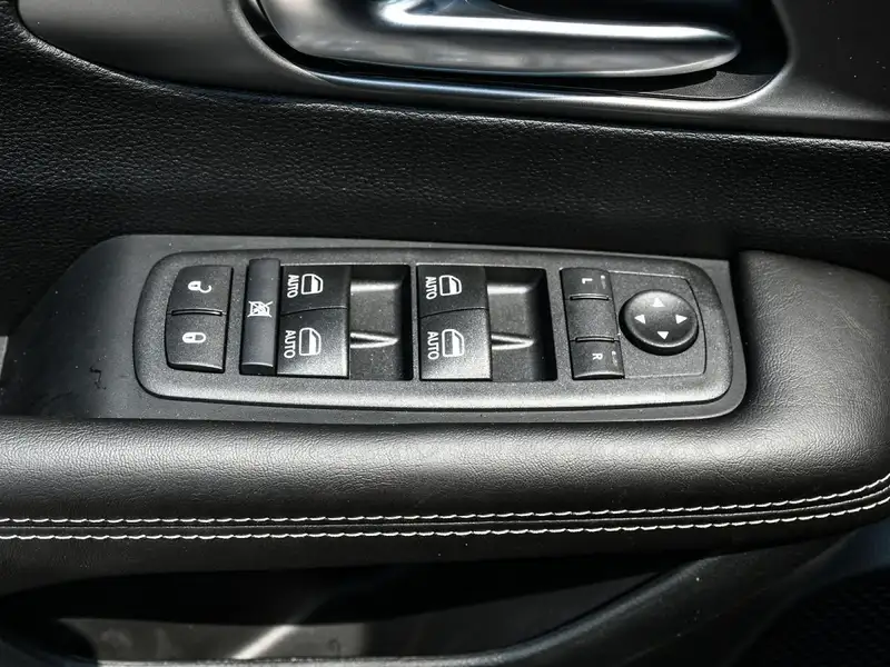 2027 Chrysler Grand Caravan SXT |SiriusXM|ReverseCamera|AppleCarPlay|HtdSeats|, rot, 0 km, Import Kanada — Foto 11 z 12