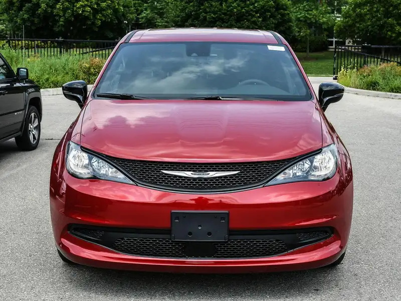 2027 Chrysler Grand Caravan SXT |SiriusXM|ReverseCamera|AppleCarPlay|HtdSeats|, rot, 0 km, Import Kanada — Foto 2 z 12