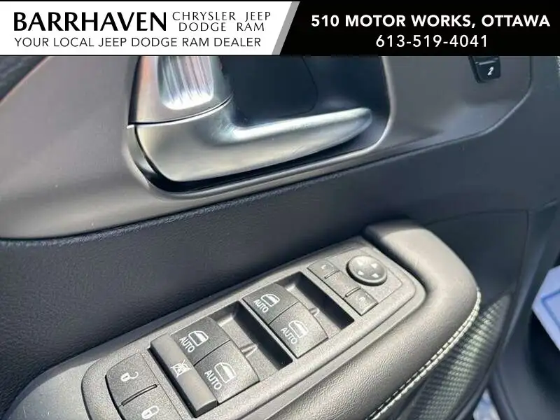 2027 Chrysler Pacifica Select, schwarz, 0 km, Import Kanada — Foto 10 z 12