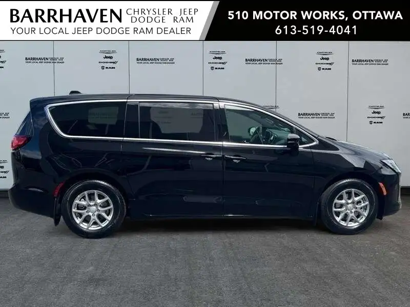 2027 Chrysler Pacifica Select, schwarz, 0 km, Import Kanada — Foto 5 z 12