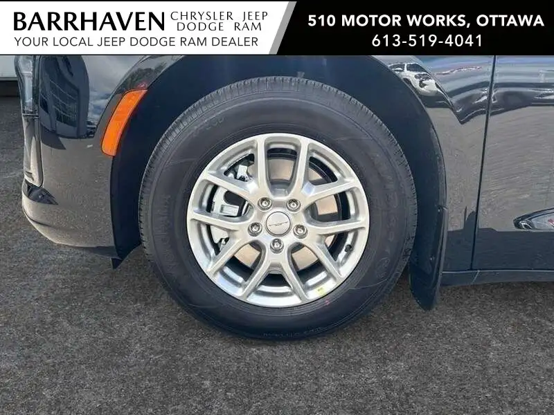 2027 Chrysler Pacifica Select, schwarz, 0 km, Import Kanada — Foto 8 z 12