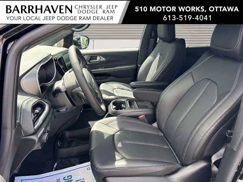2027 Chrysler Pacifica Select, schwarz, 0 km, Import Kanada — Foto 9 z 12