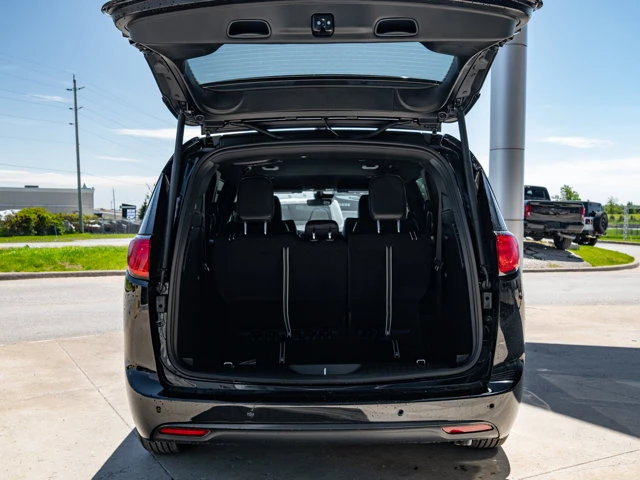 2027 Chrysler Grand Caravan SXT, rot, 0 km, Import Kanada — Foto 8 z 20