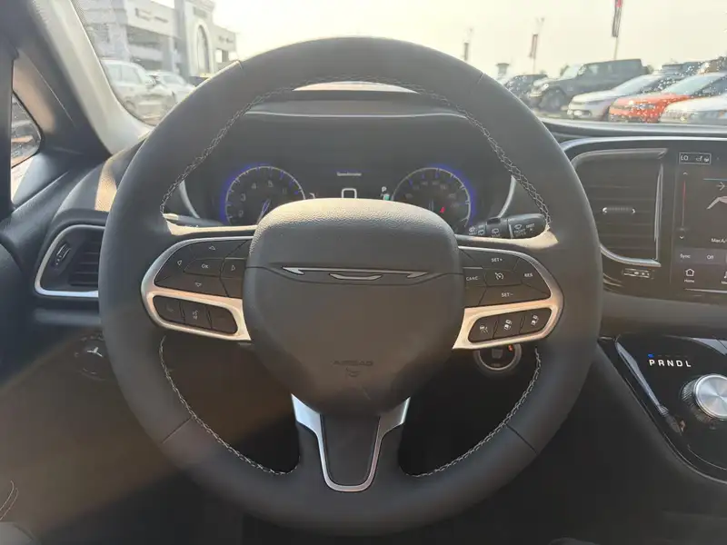 2027 Chrysler Grand Caravan SXT, weiß, 0 km, Import Kanada — Foto 10 z 12