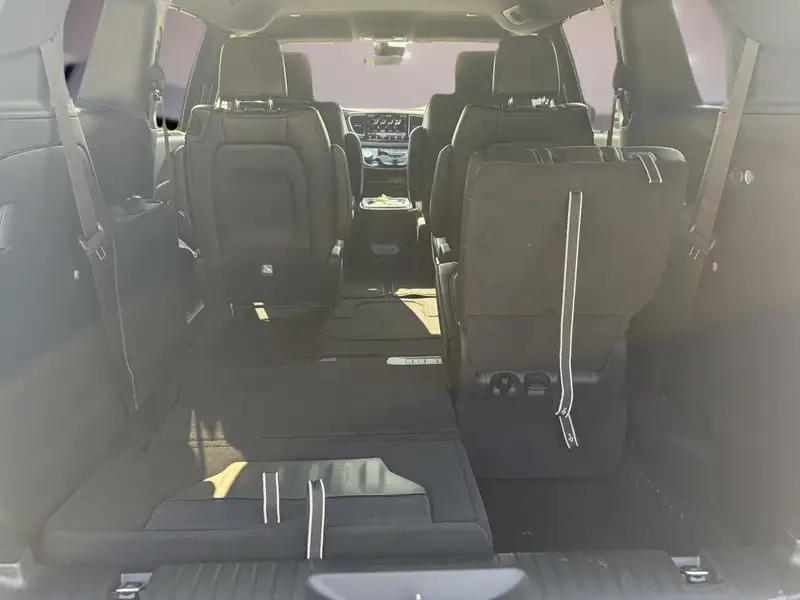 2027 Chrysler Grand Caravan SXT, schwarz, 0 km, Import Kanada — Foto 7 z 12