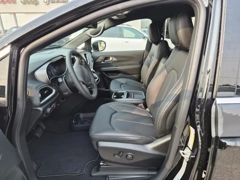 2027 Chrysler Grand Caravan SXT 2WD | Heated Front Seats | Backup Camera | Powered Doors | Satellite Radio, weiß, 0 km, Import Kanada — Foto 10 z 12