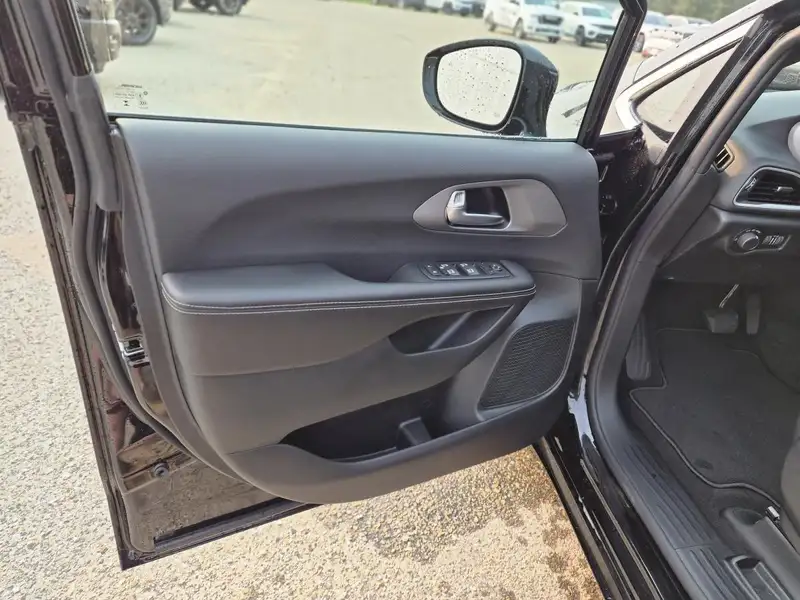 2027 Chrysler Grand Caravan SXT 2WD | Heated Front Seats | Backup Camera | Powered Doors | Satellite Radio, weiß, 0 km, Import Kanada — Foto 11 z 12