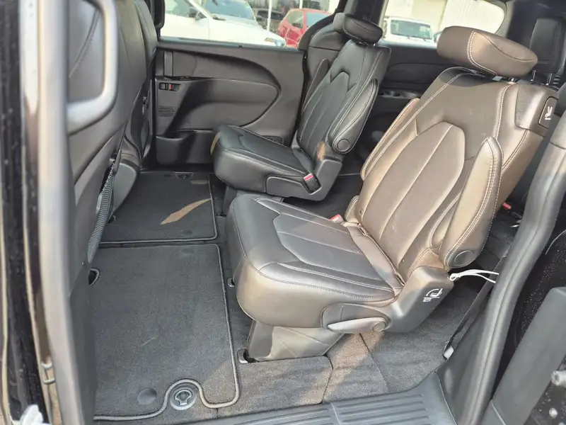 2027 Chrysler Grand Caravan SXT 2WD | Heated Front Seats | Backup Camera | Powered Doors | Satellite Radio, weiß, 0 km, Import Kanada — Foto 12 z 12