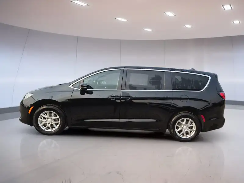 2027 Chrysler Grand Caravan SXT 2WD | Heated Front Seats | Backup Camera | Powered Doors | Satellite Radio, weiß, 0 km, Import Kanada — Foto 8 z 12