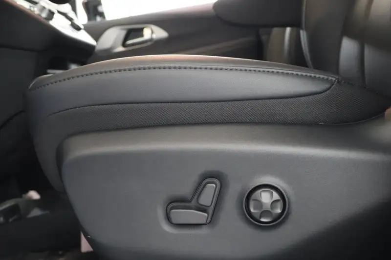 2027 Chrysler Grand Caravan SXT, weiß, 0 km, Import Kanada — Foto 11 z 12