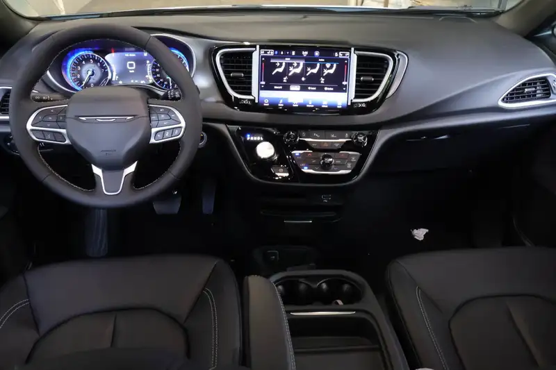 2027 Chrysler Grand Caravan SXT, weiß, 0 km, Import Kanada — Foto 12 z 12