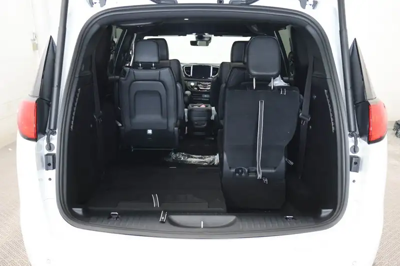 2027 Chrysler Grand Caravan SXT, weiß, 0 km, Import Kanada — Foto 6 z 12