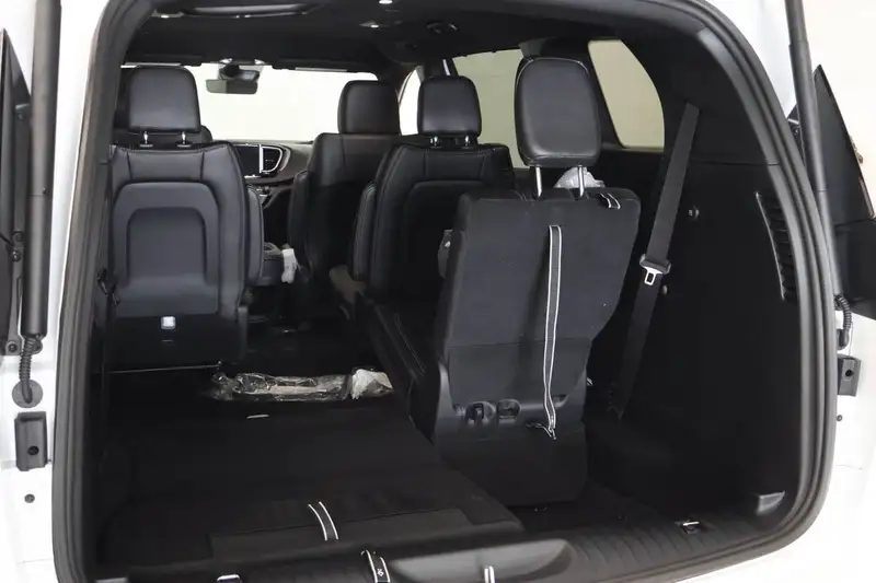 2027 Chrysler Grand Caravan SXT, weiß, 0 km, Import Kanada — Foto 7 z 12