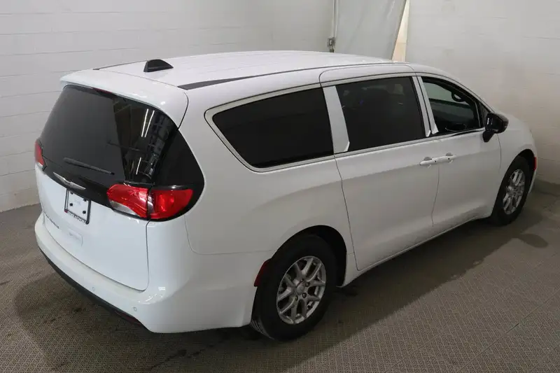 2027 Chrysler Grand Caravan SXT, weiß, 0 km, Import Kanada — Foto 8 z 12