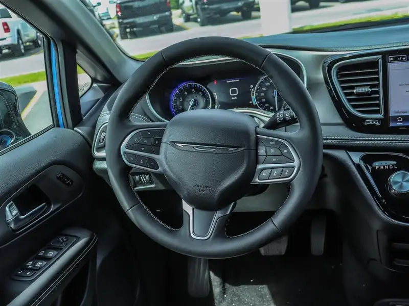 2027 Chrysler Pacifica Select, blau, 0 km, Import Kanada — Foto 10 z 12
