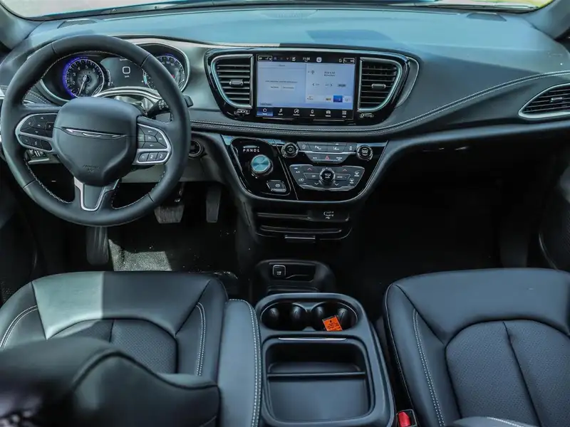 2027 Chrysler Pacifica Select, blau, 0 km, Import Kanada — Foto 12 z 12