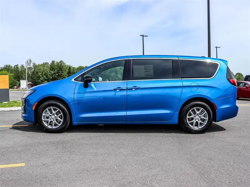 2027 Chrysler Pacifica Select, blau, 0 km, Import Kanada — Foto 3 z 12