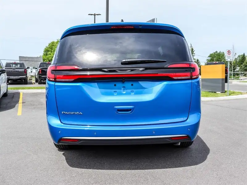 2027 Chrysler Pacifica Select, blau, 0 km, Import Kanada — Foto 4 z 12