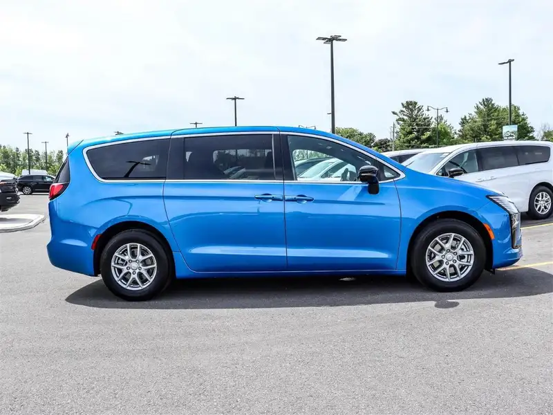 2027 Chrysler Pacifica Select, blau, 0 km, Import Kanada — Foto 5 z 12