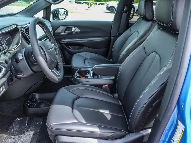 2027 Chrysler Pacifica Select, blau, 0 km, Import Kanada — Foto 7 z 12