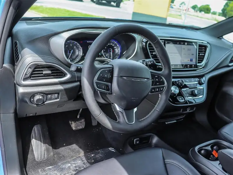 2027 Chrysler Pacifica Select, blau, 0 km, Import Kanada — Foto 8 z 12