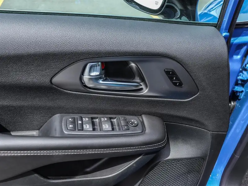 2027 Chrysler Pacifica Select, blau, 0 km, Import Kanada — Foto 9 z 12