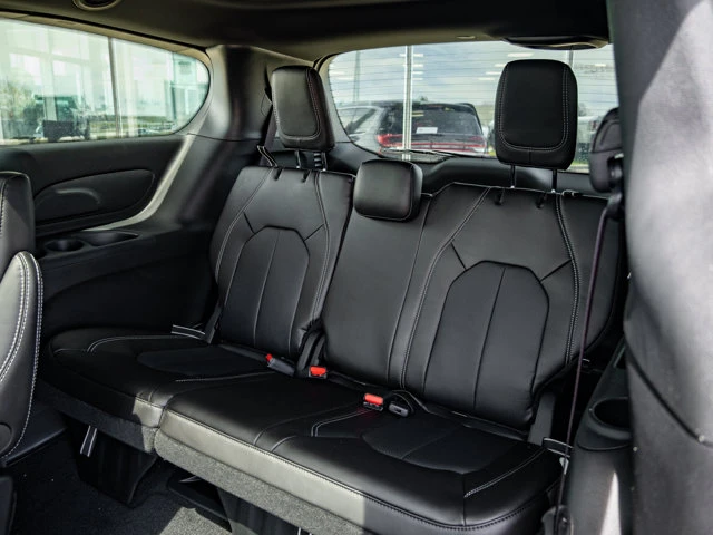 2027 Chrysler Pacifica SELECT, schwarz, 0 km, Import Kanada — Foto 15 z 20
