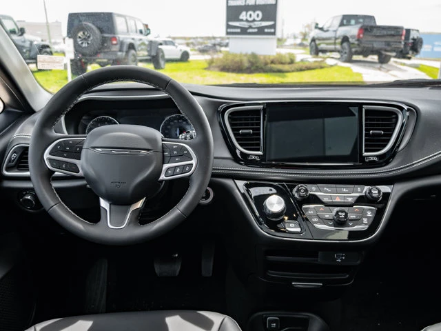 2027 Chrysler Pacifica SELECT, schwarz, 0 km, Import Kanada — Foto 3 z 20