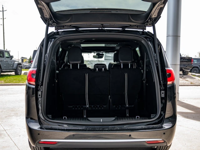 2027 Chrysler Pacifica SELECT, schwarz, 0 km, Import Kanada — Foto 8 z 20