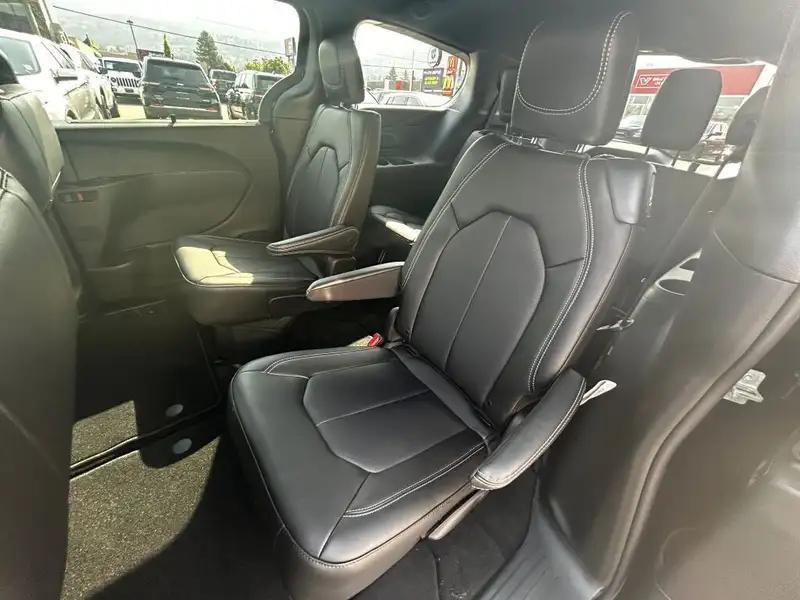 2027 Chrysler Pacifica Select AWD, schwarz, 0 km, Import Kanada — Foto 10 z 12