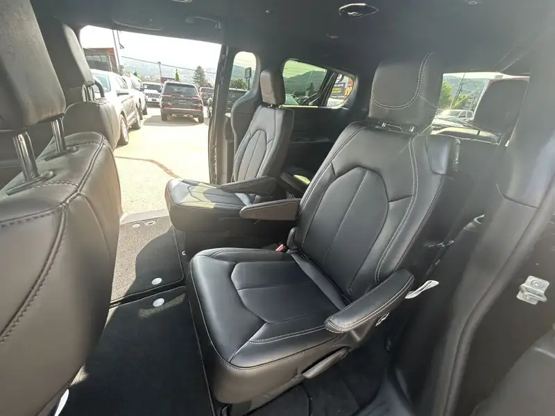2027 Chrysler Pacifica Select AWD, schwarz, 0 km, Import Kanada — Foto 11 z 12
