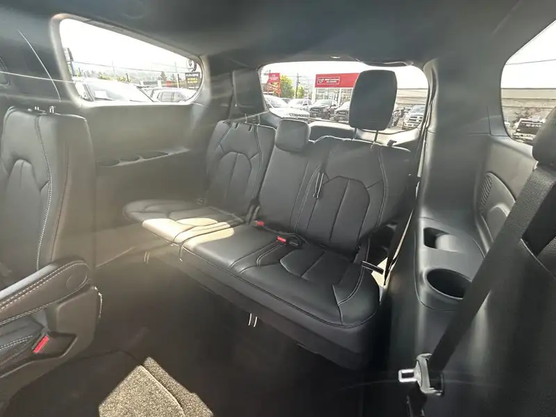 2027 Chrysler Pacifica Select AWD, schwarz, 0 km, Import Kanada — Foto 12 z 12