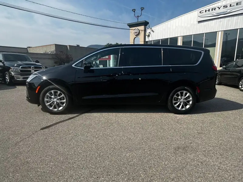 2027 Chrysler Pacifica Select AWD, schwarz, 0 km, Import Kanada — Foto 4 z 12