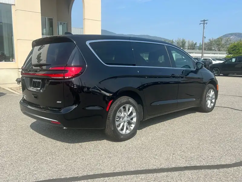 2027 Chrysler Pacifica Select AWD, schwarz, 0 km, Import Kanada — Foto 5 z 12