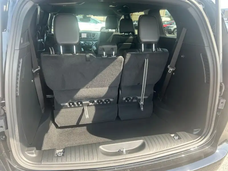 2027 Chrysler Pacifica Select AWD, schwarz, 0 km, Import Kanada — Foto 7 z 12