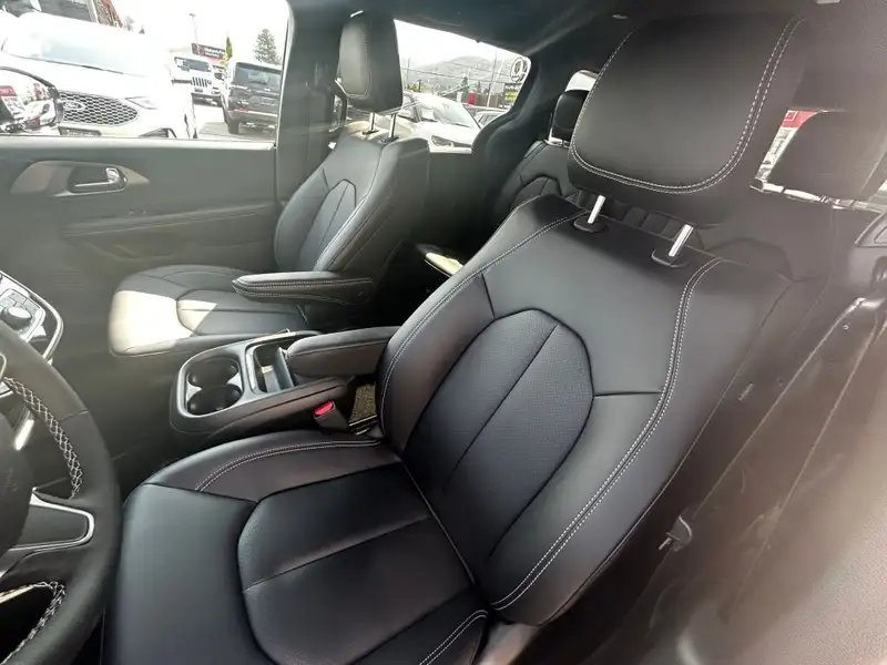 2027 Chrysler Pacifica Select AWD, schwarz, 0 km, Import Kanada — Foto 8 z 12